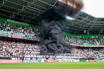 El partido llevaba seis minutos de juego cuando varios hinchas locales saltaron al campo con begalas y botes de humo. Su intención era reventar el partido. Y lo consiguieron.