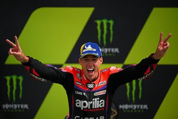 El piloto espa?ol celebra la victoria en Silverstone.