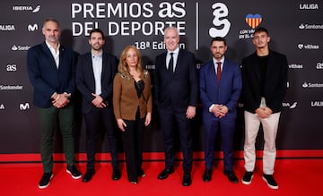 Los galardonados al Premio As Deporte en Positivo 2024 con Valencia en el corazón, posan en el photocall de los Premios AS del Deporte 2024. En la imagen, Víctor Luengo; director de relaciones institucionales del Valencia Basket, Enric Carbonell; director general del Valencia Basket,  Yolanda Figueroa; presidenta del FC Paiporta, Pablo Sánchez; presidente del Levante, Julián Lafuente; director de comunicación de la Fundación Trinidad Alfonso y Rubén Iranzo; jugador del Valencia.