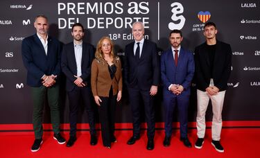 Los galardonados al Premio As Deporte en Positivo 2024 con Valencia en el corazón, posan en el photocall de los Premios AS del Deporte 2024. En la imagen, Víctor Luengo; director de relaciones institucionales del Valencia Basket, Enric Carbonell; director general del Valencia Basket,  Yolanda Figueroa; presidenta del FC Paiporta, Pablo Sánchez; presidente del Levante, Julián Lafuente; director de comunicación de la Fundación Trinidad Alfonso y Rubén Iranzo; jugador del Valencia.