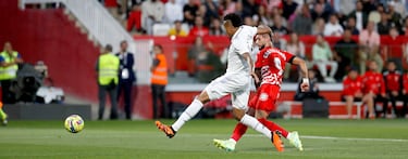 2-0. Balón largo al espacio, Taty Castellanos le gana en la carrera a Mlitao, y el delantero del Girona anota el segundo gol en el mano a mano con Lunin.
