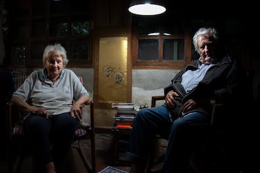 José Mujica, expresidente de Uruguay, y su esposa, Lucía Topolansky, exvicepresidenta de Uruguay, se sientan en la sala de su casa en Montevideo. Lucía Topolansky, de origen acomodado, se unió a un movimiento en 1967, donde enfrentó persecución y encarcelamiento hasta una amnistía en 1985. Posteriormente, se convirtió en vicepresidenta de Uruguay y, junto con su esposo, el expresidente José "Pepe" Mujica, sigue siendo una figura prominente a nivel nacional e internacional.