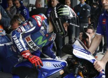 Jorge Lorenzo sale de su box.