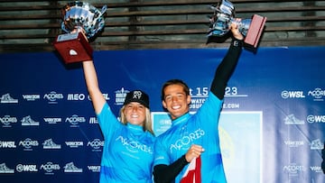 Janire Gonzalez Etxabarri (ESP) y Bitor Garitaonandia (ESP) con la ikurri&ntilde;a y los trofeos de campeones de las World Surf League (WSL) European Junior Qualifying Series (JQS) 2022, en la Praia de Santa Barbara, Azores (Portugal), el 15 de octubre.