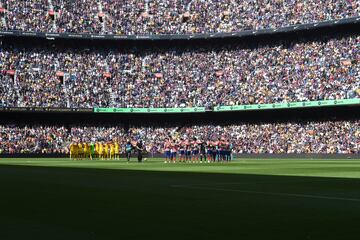Respetuoso minuto de silencio en el Camp Nou en memoria de Josep Maria Fusté y Valentín Jorge Sánchez 'Robi'.