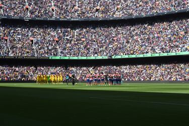Respetuoso minuto de silencio en el Camp Nou en memoria de Josep Maria Fusté y Valentín Jorge Sánchez 'Robi'.