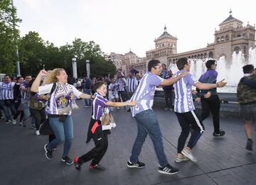 Seguidores del Real Valladolid celebran la permanencia en la fuente de la Plaza de Zorrilla de la capital vallisoletana.