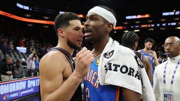 Devin Booker, escolta de Phoenix Suns, y Shai Gilgeous-Alexander, base de Oklahoma City Thunder tras el cuarto partido de la primera ronda de los playoffs 2026.