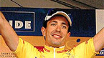 <B>EMPEZAMOS DE AMARILLO.</B> Mikel Astarloza en el podio de Australia.