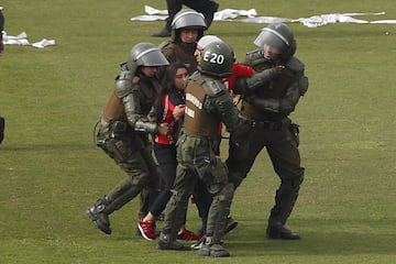 Así se vivió el tradicional Arengazo horas antes del Superclásico. El final tuvo algunos incidentes por la presencia de hinchas en la cancha. Carabineros intervino.