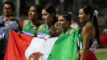 AMDEP1867. LUQUE (PARAGUAY), 22/08/2025.- Atletas de México celebran al ganar medalla de bronce en la categoría 4 x 400 metros relevo femenino, en los II Juegos Panamericanos Junior ASU 2025 este viernes, en Luque (Paraguay). EFE/Rodrigo Sepulveda