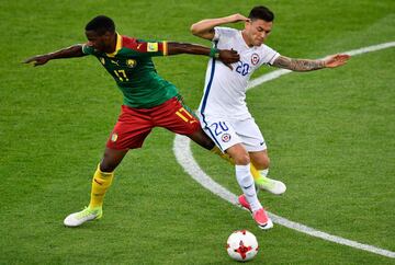 Cameroon's midfielder Arnaud Djoum (L) challenges Chile's midfielder Charles Aranguiz during the 2017 Confederations Cup group B football match between Cameroon and Chile at the Spartak Stadium in Moscow on June 18, 2017. / AFP PHOTO / Alexander NEMENOV