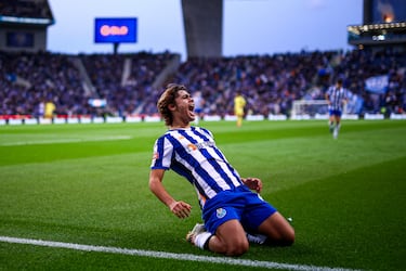
El futbolista portugués es una de las últimas joyas con las que Jorge Mendes vuelve a la primera plana. El que para muchos es el Lamine Yamal portugués se ha hecho un nombre propio en dos temporadas con el primer equipo. Sus 10 goles en 23 partidos ligueros con los dragones son una buena carta de presentación. Sin llegar a debutar con la absoluta de Portugal es campeón de la Nations League. Una delicia en ataque que lleva la pelota cosida al pie y que es capaz de bailar a los defensas rivales en una baldosa. Un talento guardado en un frasco pequeño, 1,68 m.
