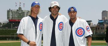 Guti, Raúl y Roberto Carlos posan con camisetas y gorras de los Chicago Cubs.