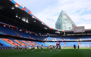 España realizó su último entrenamiento, apenas 24 horas antes de la final, en el estadio St. Jakob-Park de Basilea, escenario de la cita frente a Inglaterra. Las de Montse Tomé mostraron el buen ambiente que reina en el equipo en el estadio más grande de Suiza (34.250 espectadores), sede habitual de los partidos de la selección masculina.
