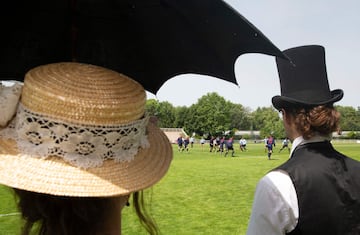 Actores con trajes de época durante el  partido de conmemoración de la unión de rugby entre los equipos Stade Francais y Racing Club de France en el estadio Christophe Dominici en París, mientras recrean la primera final de 1892. - El primer título de Los campeones de la unión francesa de rugby se otorgó en 1892 y fue arbitrado por Baron de Coubertin, el equipo ganador recibe el Bouclier de Brennus, el famoso trofeo otorgado desde ese año.