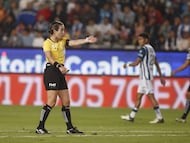 AME7287. PACHUCA (MÉXICO), 09/03/2024.- Katia Itzel Garcia Mendoza, arbitro central, da una instrucción durante un encuentro de la jornada 11 del torneo Clausura 2024 de la Liga MX este sábado, en el estadio Hidalgo de la ciudad de Pachuca, Hidalgo (México). EFE /David Martínez Pelcastre