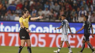AME7287. PACHUCA (MÉXICO), 09/03/2024.- Katia Itzel Garcia Mendoza, arbitro central, da una instrucción durante un encuentro de la jornada 11 del torneo Clausura 2024 de la Liga MX este sábado, en el estadio Hidalgo de la ciudad de Pachuca, Hidalgo (México). EFE /David Martínez Pelcastre