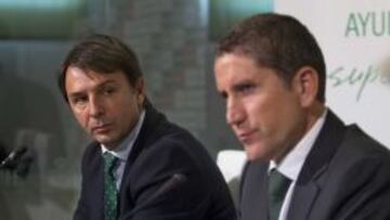 Stosic, a la izquierda, durante la presentación de Garrido.