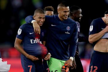 Jugó con el Real Madrid la temporada 19-20. Mbappé y el portero Areola coincidieron durante tres temporadas en el vestuario del PSG.
