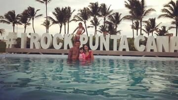 Marcos Rojo posa junto a su familia en la piscina de un hotel de Punta Cana.