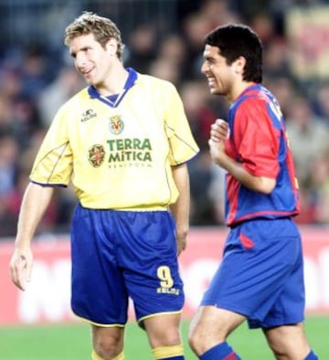 Palermo y Riquelme durante un partido de liga entre el Villarreal y el Barcelona en 2002.