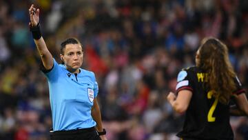 Ukrainian referee Kateryna Monzul gestures tu Belgium's defender Davina Philtjens during the UEFA Women's Euro 2022 quarter final football match between Sweden and Belgium at the Leigh Sports Village Stadium, in Leigh, on July 22, 2022. (Photo by FRANCK FIFE / AFP) / No use as moving pictures or quasi-video streaming.
Photos must therefore be posted with an interval of at least 20 seconds.