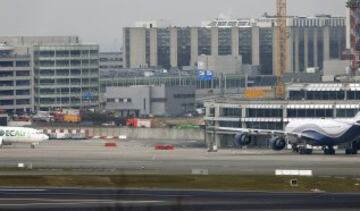 Servicios de emergencias en los alrededores del aeropuerto internacional de Bruselas.