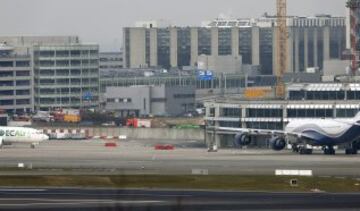 Servicios de emergencias en los alrededores del aeropuerto internacional de Bruselas. 