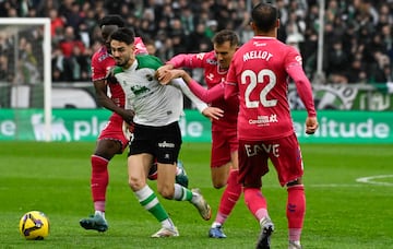 El Racing tuvo que remontar para derrotar al Tenerife y Andrs Martn mucho tuvo que ver para que el equipo santanderino lo consiguiera. Primero, con una asistencia desde el crner, para que Karrikaburu anotara el empate; y despus, con un gol en el 85 y tras un recorte, para poner el definitivo 2-1.