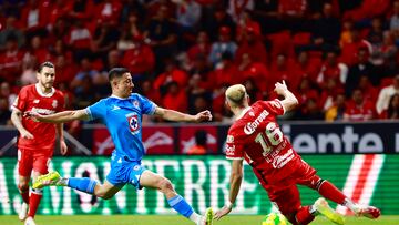 MEX338. TOLUCA (MÉXICO), 19/04/2025.- Héctor Herrera (d) del Toluca disputa un balón con Andrés Montaño de Cruz Azul este sábado, durante un partido de la jornada 17 del torneo Clausura 2025 de la Liga MX entre Toluca y Cruz Azul en el estadio Nemesio Diez en Toluca (México). EFE/ Felipe Gutiérrez