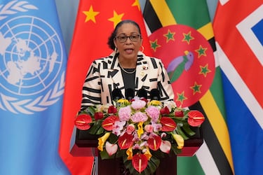 Forma de gobierno: República parlamentaria unitaria | Burton, del Partido Laborista de Dominica de ideología socialdemócrata, está licenciada en Desarrollo Rural y tiene una Maestría en Gestión de Proyectos. Es la primera mujer y primera persona indígena en ocupar el cargo de presidenta del país. Asumió la presidencia el 2 de octubre de 2023. 