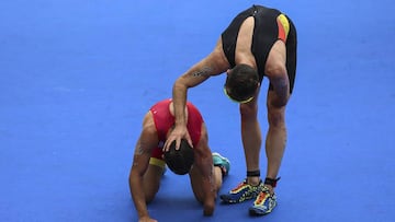 El español Jairo Ruiz López (i) celebra luego de ganar medalla de bronce, junto al alemán Martin Schulz (d) quien ganó oro hoy, sábado 10 de septiembre de 2016, en la competencia masculina de triatlón PT-4 de los Juegos Paralímpicos Río 2016 en la Playa de Copacabana de Río de Janeiro (Brasil).
