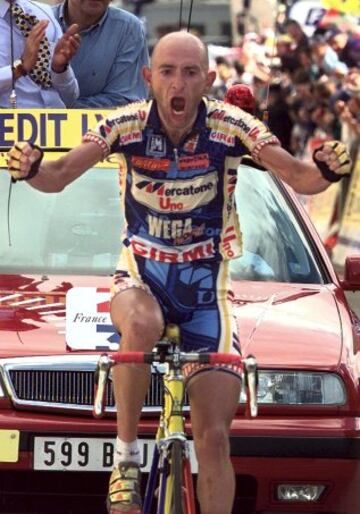 Marco Pantani vence en la decimotercera etapa del Tour de Francia de 1997 en el ascenso al Alpe-d'Huez (19 de julio de 1997).