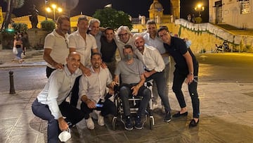 Unzué posa con sus ex compañeros en el Sevilla.
