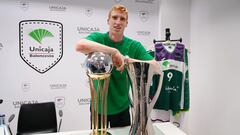 Alberto Díaz, posando con los trofeos que ha ganado con el Unicaja.