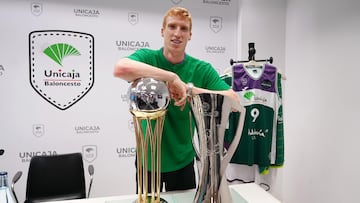 Alberto Díaz, posando con los trofeos que ha ganado con el Unicaja.