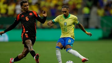 AME1064. BRASILIA (BRASIL), 20/03/2025.- Raphinha (d) de Brasil disputa el balón con Richard Ríos de Colombia este jueves, en un partido de las eliminatorias sudamericanas al Mundial de 2026 entre las selecciones de Brasil y Colombia, en el estadio Arena BRB Mané Garrincha, en Brasilia (Brasil). EFE/ Andre Coelho