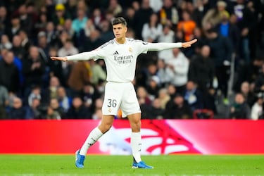 Crescendo na fábrica, foi um campeão triplo, que subiu na fábrica com menos de 13 anos, um campeão em triplicado. Em 2025, Santiago Bernabeu, o sonho de um flashway de alta qualidade e uma visão da visão.