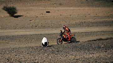 El piloto argentino Kevin Benavides compite durante el prólogo del 47º Rally Dakar, en Bisha, Arabia Saudita.