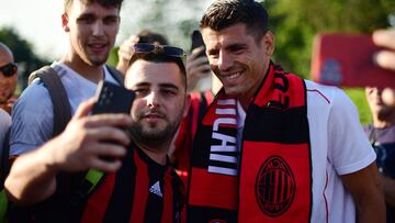Morata posa para un selfie con un aficionado del Milan.