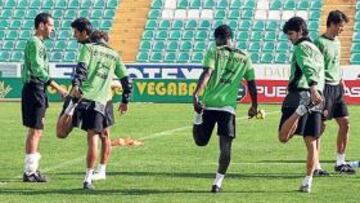 <b>GRUPO. </b>La plantilla del Elche estira tras la sesión de entrenamiento de ayer.