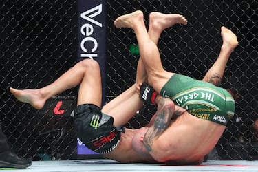 Alexander Volkanovski y Diego Lopes durante el Ultimate Fighting Championship (UFC) 325 en el Qudos Bank Arena de Sídney.