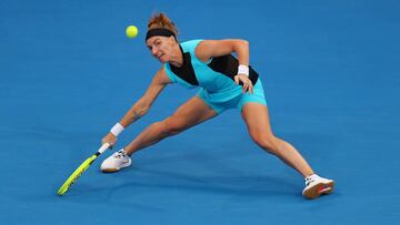 Svetlana Kuznetsova devuelve una bola ante Aryna Sabalenka durante su partido en el Qatar Total Open.