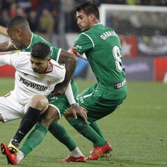 Banega se retiró con molestias musculares y contusión nasal