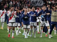 Soccer Football - UEFA Conference League - Round of 16 - Second Leg - Rayo Vallecano v Samsunspor - Campo de Futbol de Vallecas, Madrid, Spain - March 19, 2026 Rayo Vallecano's Isi Palazon and teammates applaud fans after the match REUTERS/Jon Nazca