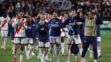Soccer Football - UEFA Conference League - Round of 16 - Second Leg - Rayo Vallecano v Samsunspor - Campo de Futbol de Vallecas, Madrid, Spain - March 19, 2026 Rayo Vallecano's Isi Palazon and teammates applaud fans after the match REUTERS/Jon Nazca