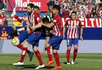 Javi Guerra con Juanfran y Óliver Torres.