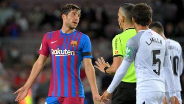 Sergi Roberto, jugador del FC Barcelona, conversa con el árbitro durante el partido de LaLiga Santander ante el Granada CF.