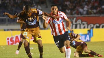 BARRANQUIILLA, COLOMBIA - MAY 02: Michael Ortega (R) of Atletico Junior struggles the ball with Wilmar Barrios (L) of Deportes Tolima during a match between Atletico Junior and Deportes Tolima as part of 18th round of Liga Aguila I 2015 at Metropolitano Roberto Melendez Stadium on May 02, 2015 in Barranquilla, Colombia. (Photo by Alfonso Cervantes/ Vizzor/LatinContent via Getty Images)